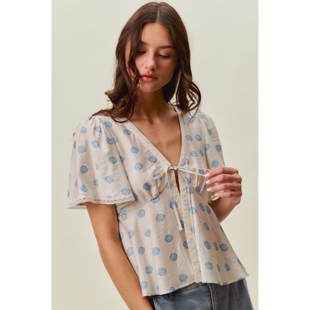 SO ME Shell Print Tie Front Flutter Sleeves Blouse Top - Ivory/Blue - Medium